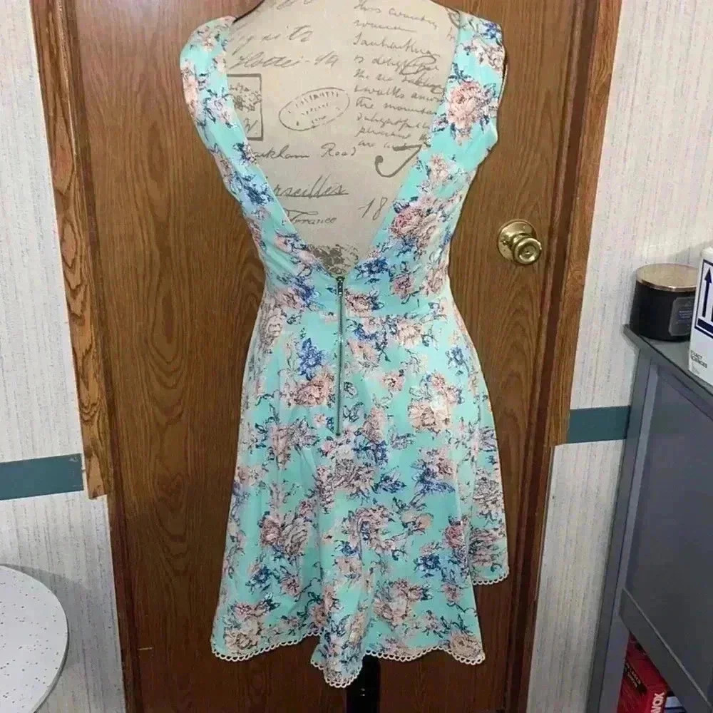 Women’s Very J Dress - Picture 2 of 3